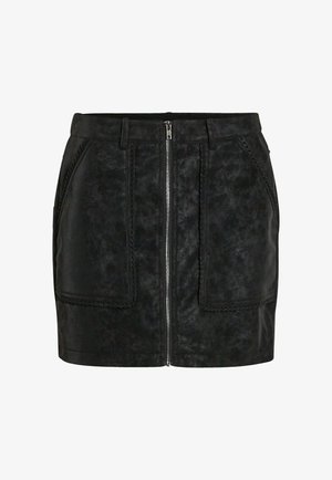Sort læder mini nederdel med en frontlynlås, to store påsyede lommer og dekorativ syning langs sømmene. Glat tekstur.