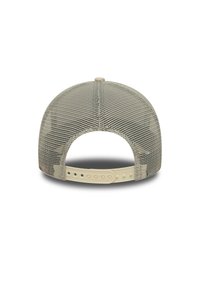 Baseballpet met een mesh achterkant, beige kleur, gebogen klep, verstelbare plastic drukknoopsluiting en een subtiel patroon door het stof.