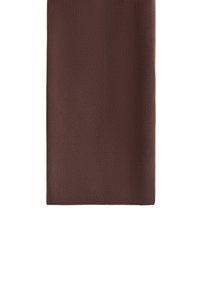 Prim-plan al unei țesături netede, solide, de culoare maro închis, cu o textură subtilă și margini drepte.