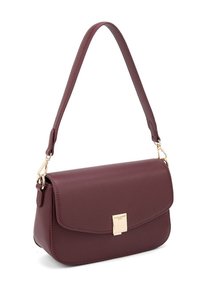 Borsa a tracolla in finta pelle borgogna con chiusura a pattina, hardware dorato e tracolla staccabile. Tessuto liscio, forma rettangolare.