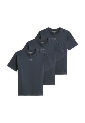 Tre mørkegrå T-shirts med korte ærmer og rund hals med små hvide Marc O'Polo logoer på brystet, arrangeret overlappende på en hvid baggrund.