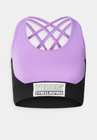 Lilla idretts-BH med svart bunnring. Har et design med kryssrygg og en hvit etikett med teksten "NEBBIA FITNESS INSPIRED".