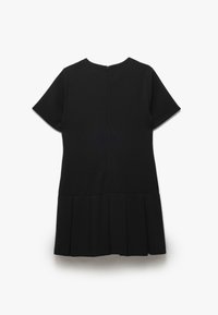 Vestido negro de manga corta con escote redondeado, que presenta una falda plisada y un cierre de cremallera en la parte posterior. Corte ajustado, textura suave.
