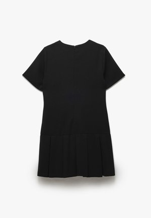 Sort kortærmet kjole med rund halsudskæring, der har en plisseret nederdel og en lynlåslukning bagpå. Elastisk pasform, glat tekstur.