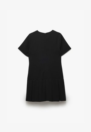 Sort kortærmet kjole med rund halsudskæring, der har en plisseret nederdel og en lynlåslukning bagpå. Elastisk pasform, glat tekstur.