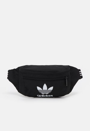 Czarna nerka Adidas z przednią kieszenią na zamek i białym logo koniczyny, regulowany pasek z trzema białymi paskami po obu stronach.