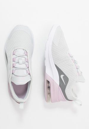 Paire de baskets Nike blanches et rose pâle avec semelles à coussin d’air, tissu en maille et lacets, vues de dessus et de profil.