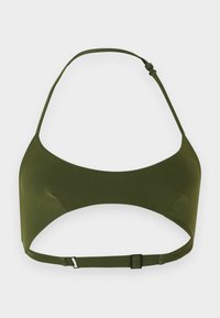 Top de bikini verde oliva con tira ajustable en el cuello y cierre trasero, con detalle recortado debajo del busto.
