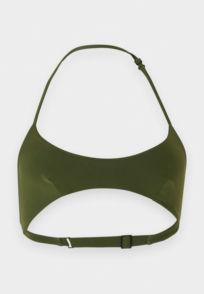 Μπικίνι τοπ σε ελιά πράσινο χρώμα με ρυθμιζόμενο λουράκι στον λαιμό και κόπιτσα στην πλάτη, με λεπτομέρεια κοψίματος κάτω από το στήθος.