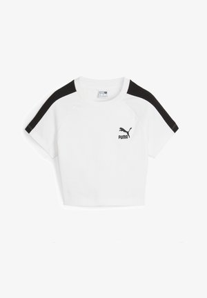 Hvid cropped T-shirt med sorte raglanærmer, der har et lille sort Puma-logo på brystet. Fremstillet af bomuld.