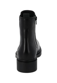 Botines de cuero negro con acabado suave, tacón pequeño y cierre de cremallera en el lateral. Punta redondeada y sutiles detalles en el talón.