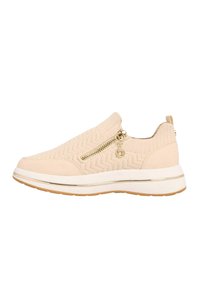 Beige slip-on tornacipő, textúrált kötött felsőrésszel, arany cipzárral, fehér középtalppal, gumitalppal az alján.