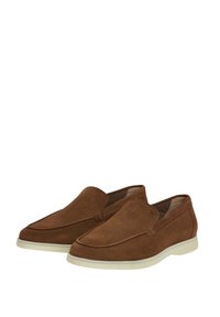 Scarpe slip-on in suede marrone con una texture liscia, punta arrotondata e cuciture minime. Presentano una suola in gomma bianca a contrasto.