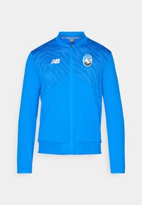 Blå sportsjakke med meshlignende øverste sektion, fuld frontlynlås, ribbet kanten og ærmeafslutninger, med New Balance-logoet og et holdmærke.