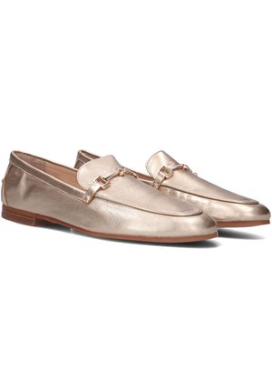 Metallische gouden loafers met een gladde leren afwerking, voorzien van een platte zool en een decoratieve band over de bovenkant. Chic en minimalistisch ontwerp.