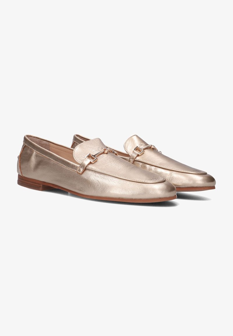 Metallische gouden loafers met een gladde leren afwerking, voorzien van een platte zool en een decoratieve band over de bovenkant. Chic en minimalistisch ontwerp.