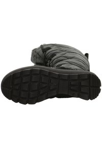 Schwarzer isolierter Stiefel mit einem puffy Design, texturiertem Synthetik-Obermaterial und Gummisohle mit einem multidirektionalen Profil.
