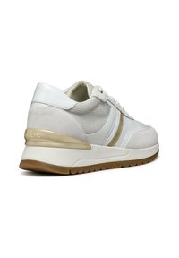 Sneaker bianco con una combinazione di pelle liscia e materiali in rete, striscia d'accento dorata e una suola imbottita con grip in gomma texturizzata.