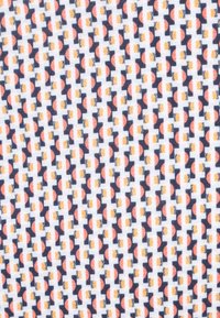 Textielpatroon met een witte achtergrond en geometrische vormen in marineblauw, koraal en geel. Herhalend rasterontwerp. Zachte textuur.