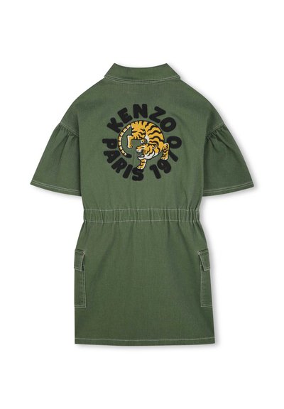 Robe en denim verte avec de courtes manches bouffantes. Présente un tigre brodé et "KENZO PARIS 1970" dans le dos. Comprend une taille à cordon et des poches latérales.