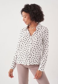 Herita PATTERNED  - Hemdbluse - black