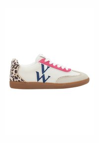 Witte mesh sneakers met een beige suède neus. Roze veters, blauwe logo en een luipaardprintaccent op de hak. Bruine rubberen loopzool.