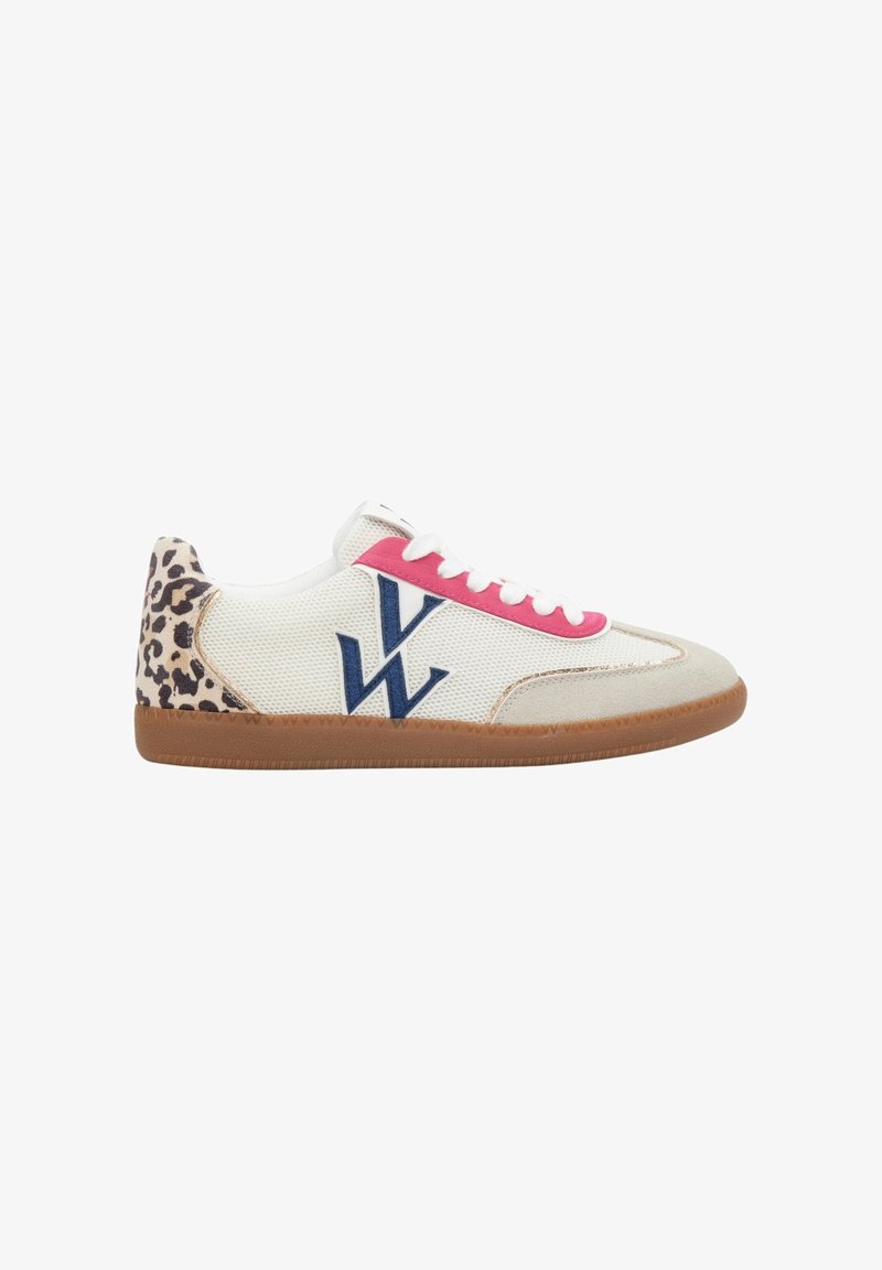 Witte mesh sneakers met een beige suède neus. Roze veters, blauwe logo en een luipaardprintaccent op de hak. Bruine rubberen loopzool.