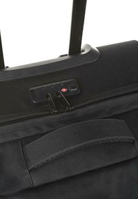 Maleta negra con cierre, candado de seguridad con dos tiradores y asa de transporte en la parte superior. Fabricada con un tejido duradero de superficie texturizada.