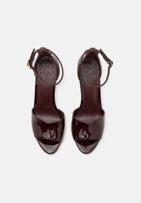 DKNY FLOSSIE ANKLE STRAP - Sandaler med høye hæler - burgundy