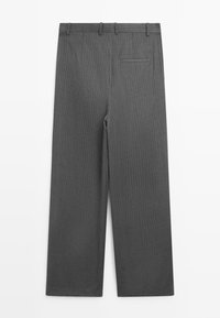 Pantalon de costume gris à fines rayures avec une poche passepoilée à l'arrière et des passants de ceinture, présenté à plat de dos sur fond blanc.