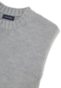 Helles graues Sweatshirt mit geripptem Rundhalsausschnitt, gestrickter Textur und kurzen Ärmeln. Das Etikett trägt die Marke "PIOMBO" in der Nähe des Ausschnitts.