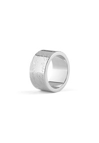 Bague en argent avec une surface lisse et des motifs abstraits gravés. Elle présente un design large et arrondi avec une finition polie.