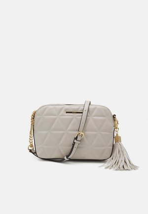 Bolso bandolera acolchado gris claro con correa de cadena dorada, hebilla ajustable y gran adorno de borla a juego sobre fondo blanco.