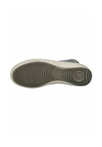 Semelle de sneaker présentant une surface en caoutchouc texturée, gris clair avec un motif nervuré, et un intermédiaire blanc pour l'amorti.