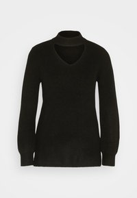 Czarny, prążkowany sweter z długim rękawem, wysokim kołnierzem i łezkowatym wycięciem poniżej linii szyi.