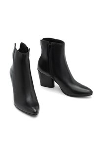 Czarne skórzane botki za kostkę z końcówkami w szpic, bocznymi suwakami i masywnymi obcasami. Gładka textura bez widocznych wzorów lub elementów metalowych.