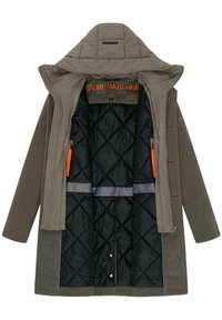Olíva zöld parka kabát, steppelt fekete béléssel, kapucnival, elülső cipzárral és narancssárga részlettel a belső címkén és a zsebhúzón.