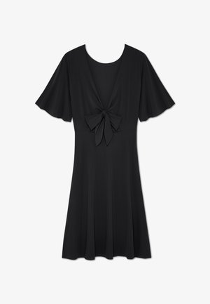 Schwarzes Kleid mit tiefem V-Ausschnitt und schwingenden Ärmeln. Mit einem vorderen Bindedetail und einem auslaufenden Rock aus glattem, leichtem Stoff.