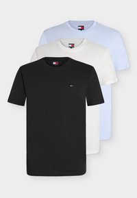 Τρία απλά T-shirts με στρογγυλή λαιμόκοψη σε μαύρο, λευκό και ανοιχτό μπλε, το καθένα με μικρό λογότυπο Tommy Hilfiger στο στήθος.