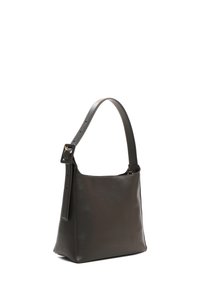 Ciemnobrązowa skórzana torba na ramię o gładkiej teksturze, kwadratowym kształcie, regulowanym pasku i subtelnym logo z przodu.