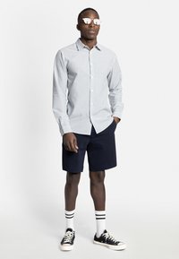 Redefined Rebel ELIO - Vapaa-ajan kauluspaita - dark green/white