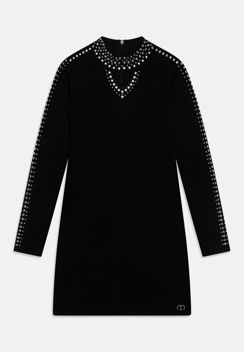 Robe noire à manches longues avec des clous argentés le long du col, de l'ouverture poitrine et des manches, avec un petit logo métallique à l'ourlet.