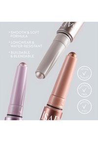 Drei Lidschattenstifte in sanftem Grau, Lavendel und Roségold mit abgerundeten Spitzen und Text-Highlights: geschmeidige Formel, langanhaltend, veganfreundlich.