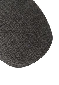 Dunkelgraue Kappe mit Fischgrätmuster, runder Form und glatter Textur; der Stoff hat einen dezenten Glanz und einen sauberen Rand.