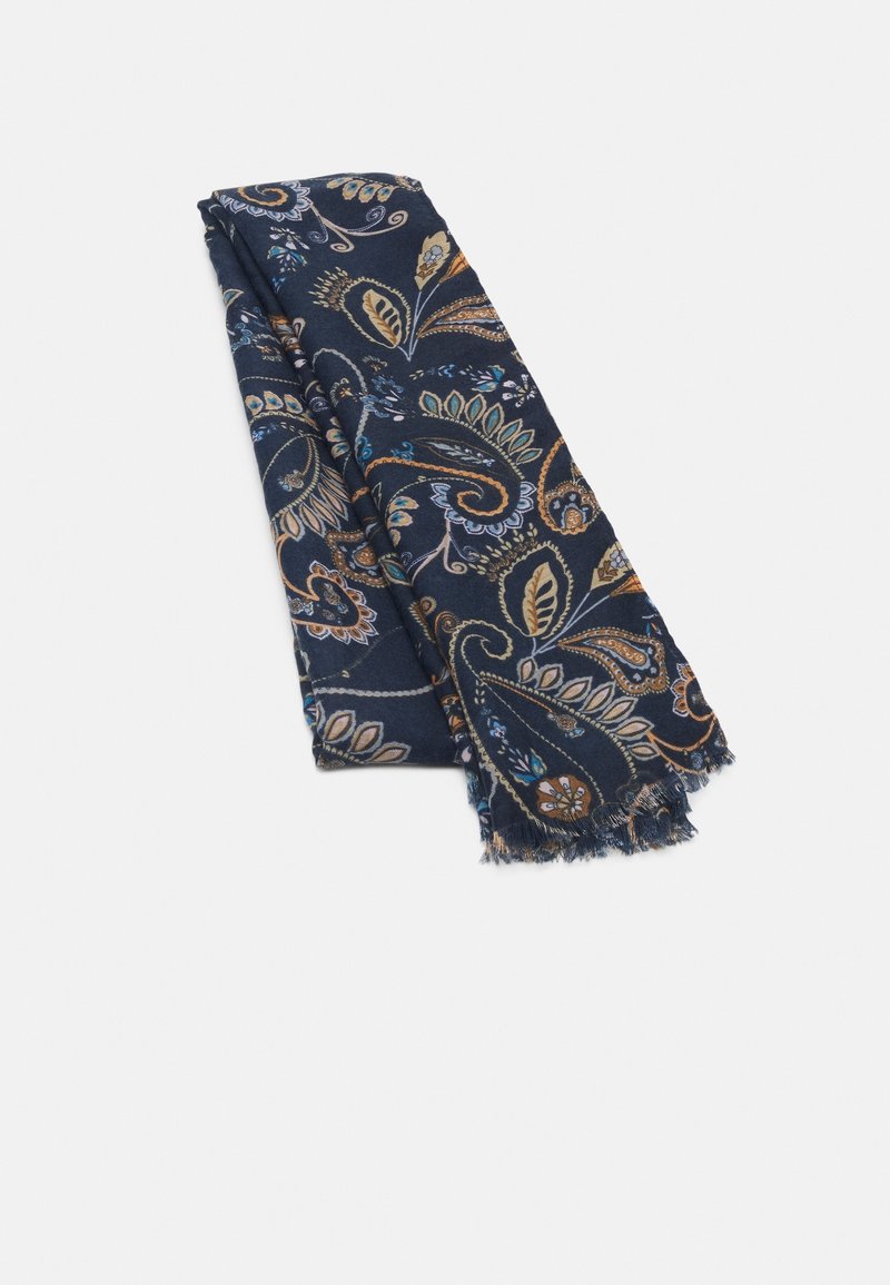 Écharpe bleu foncé avec des motifs floraux Paisley beiges, marron et bleu clair complexes et des bords effilochés, pliée sur un fond blanc.