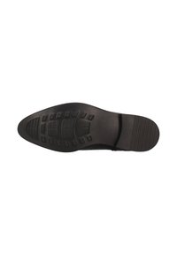 Suela de un zapato de vestir negro con patrones de agarre texturizados y un tacón ligeramente elevado sobre un fondo blanco.