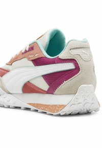 Sneaker con una combinazione di texture crema, rosa e viola; materiali in suede e mesh; dettaglio logo bianco; suola maculata.