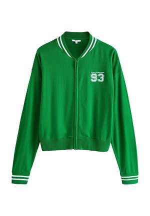 Zelená bomber bunda na zips s bielym pruhovaným golierom a manžetami, s nápisom "93" a "SPORTS + ATHLETIC SET." na hrudi.