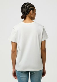 Wrangler SHORT SLEEVE - SLIM FIT - T-shirt print - worn_white
