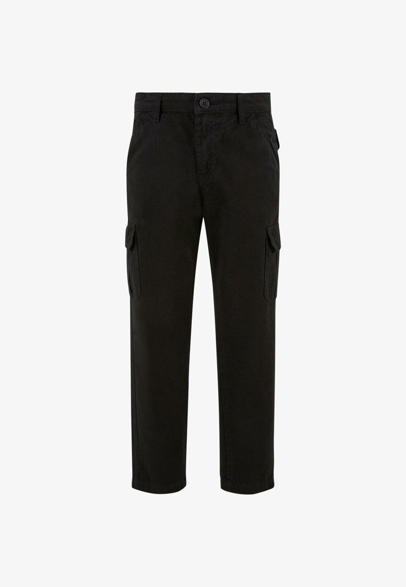 Pantalon cargo noir avec fermeture devant par bouton et zip, passants pour ceinture et poches à rabat de chaque côté des jambes.